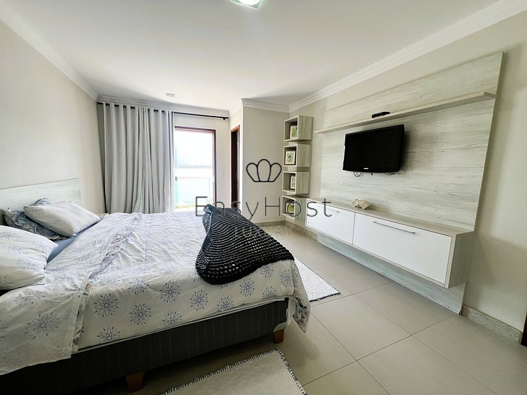 Casa en venta en urbanización cerrada con piscina y playa.