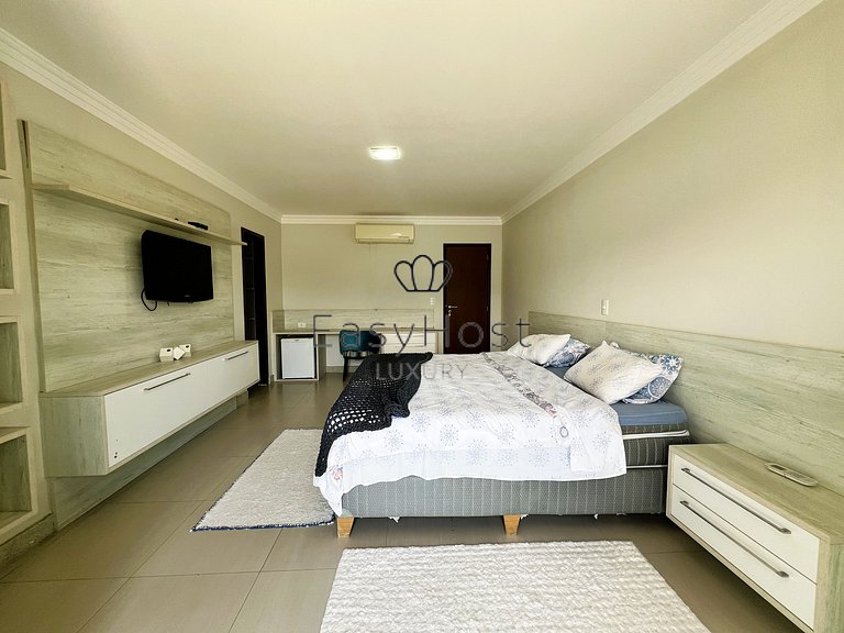 Casa en venta en urbanización cerrada con piscina y playa.