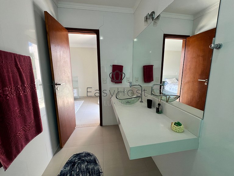 Casa en venta en urbanización cerrada con piscina y playa.