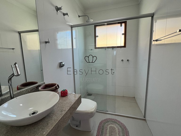 Casa en venta en urbanización cerrada con piscina y playa.