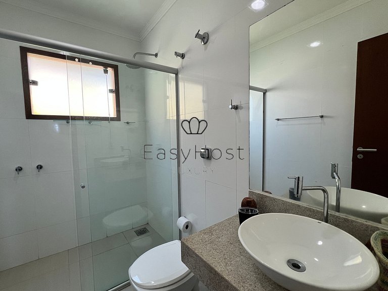 Casa en venta en urbanización cerrada con piscina y playa.