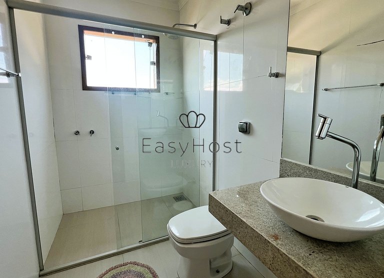 Casa en venta en urbanización cerrada con piscina y playa.