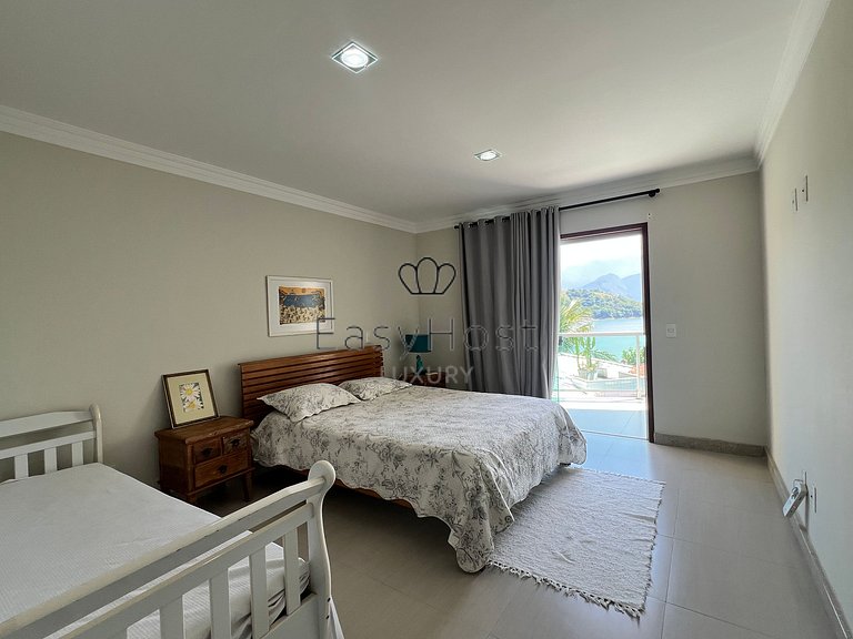 Casa en venta en urbanización cerrada con piscina y playa.