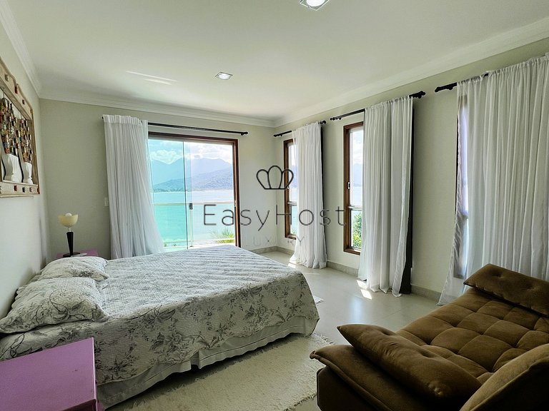 Casa en venta en urbanización cerrada con piscina y playa.