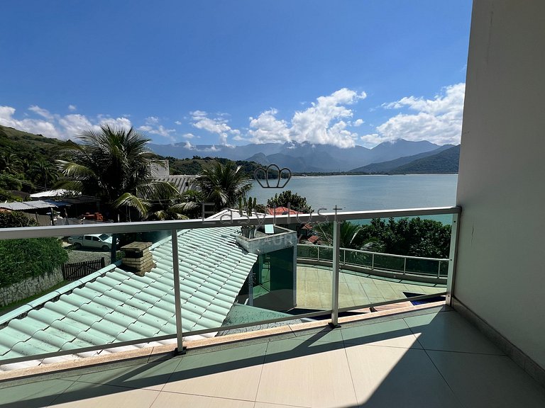 Casa en venta en urbanización cerrada con piscina y playa.