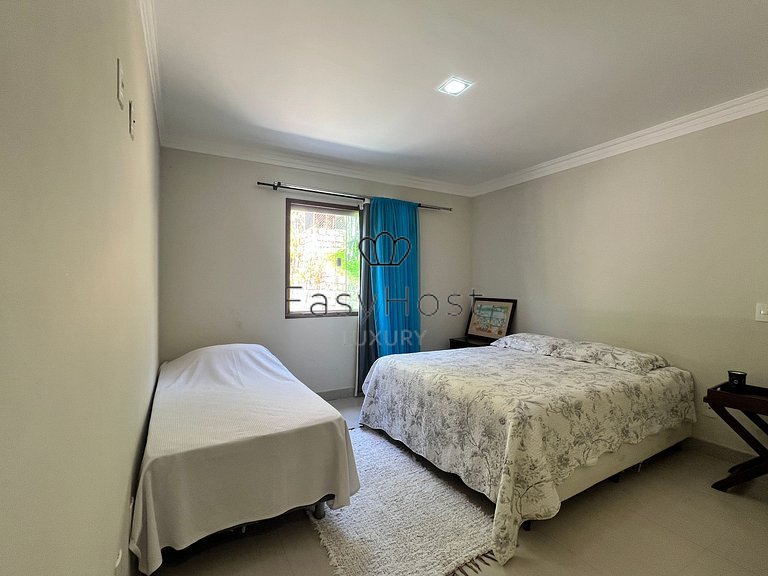 Casa en venta en urbanización cerrada con piscina y playa.