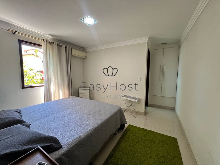 Casa en venta en urbanización cerrada con piscina y playa.