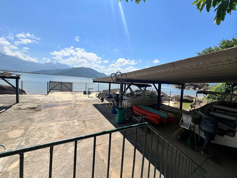 Casa en venta en urbanización cerrada con piscina y playa.