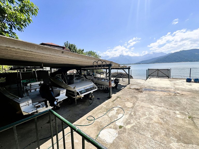 Casa en venta en urbanización cerrada con piscina y playa.