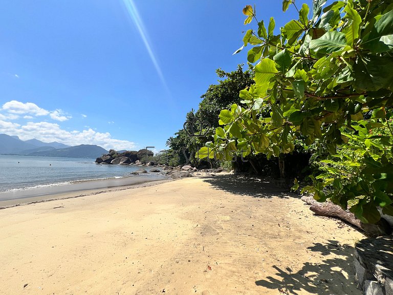 Casa en venta en urbanización cerrada con piscina y playa.
