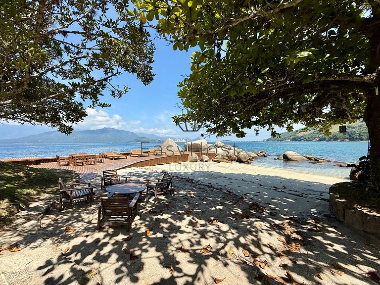 House for sale in Portogalo with private beach and gym.