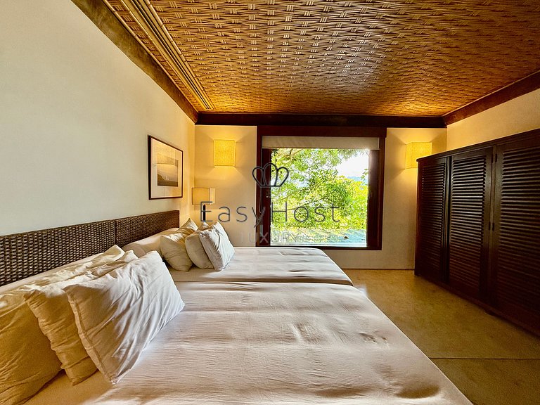 House for sale in Portogalo with private beach and gym.