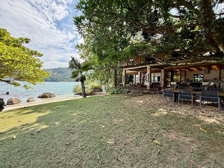 House for sale in Portogalo with private beach and gym.