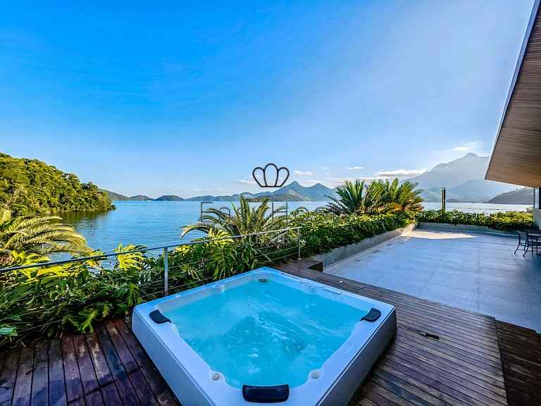 Luxurious mansion in Angra dos Reis, a haven of refinement.
