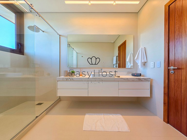 Luxurious mansion in Angra dos Reis, a haven of refinement.