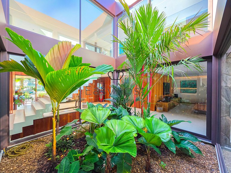 Luxurious mansion in Angra dos Reis, a haven of refinement.