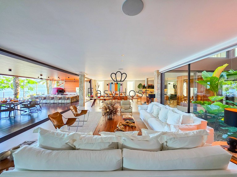 Luxurious mansion in Angra dos Reis, a haven of refinement.