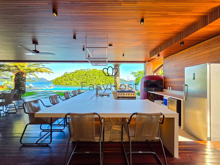 Luxurious mansion in Angra dos Reis, a haven of refinement.