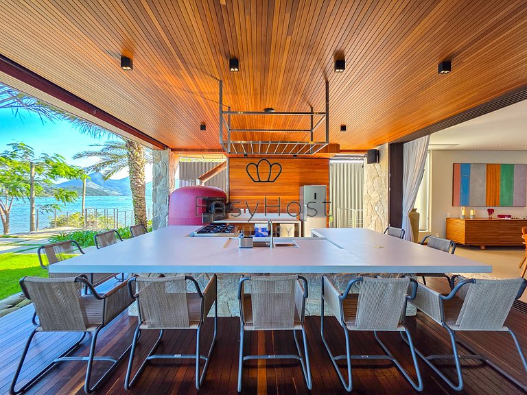 Luxurious mansion in Angra dos Reis, a haven of refinement.