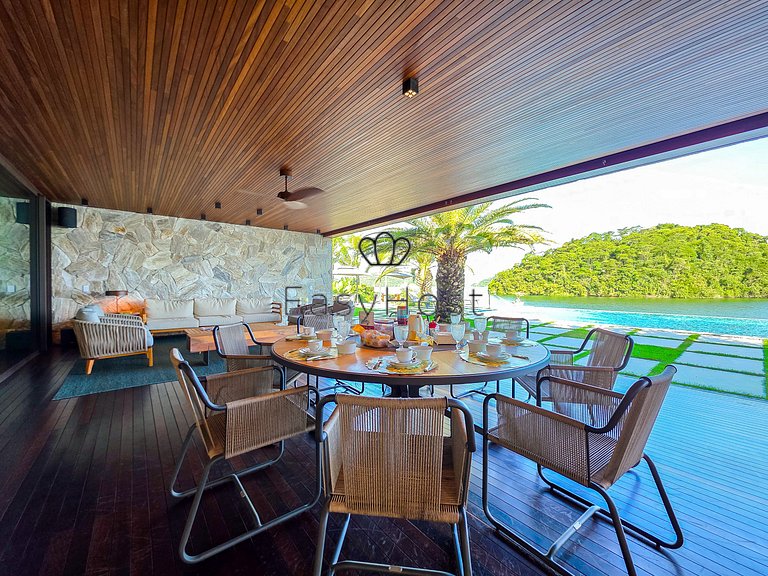 Luxurious mansion in Angra dos Reis, a haven of refinement.