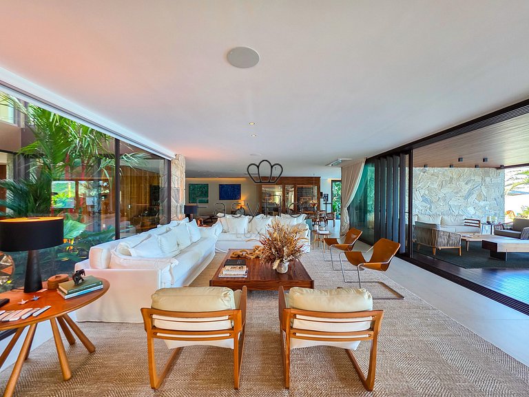 Luxurious mansion in Angra dos Reis, a haven of refinement.