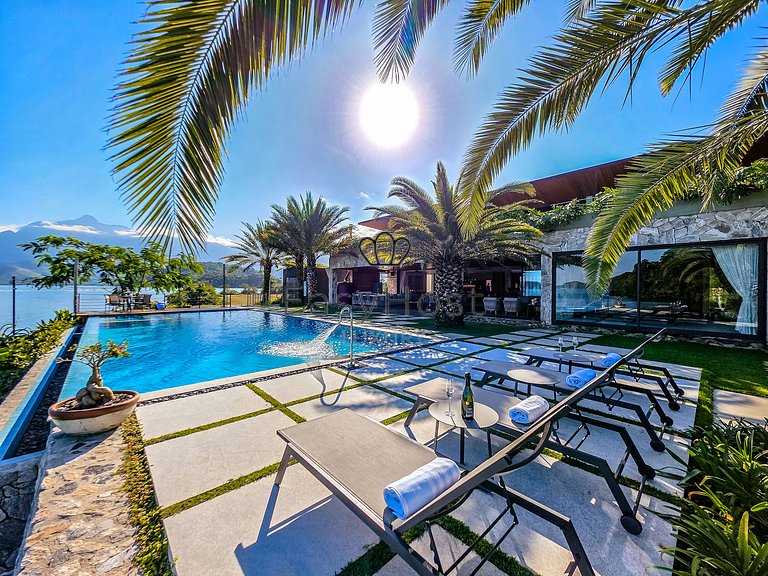 Luxurious mansion in Angra dos Reis, a haven of refinement.