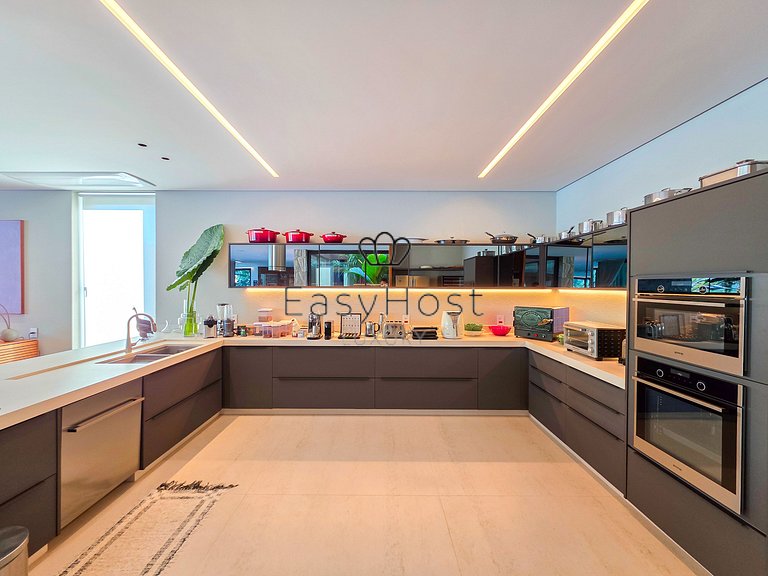 Luxurious mansion in Angra dos Reis, a haven of refinement.