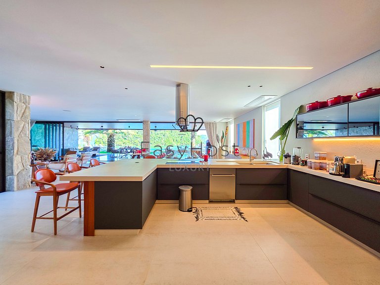 Luxurious mansion in Angra dos Reis, a haven of refinement.