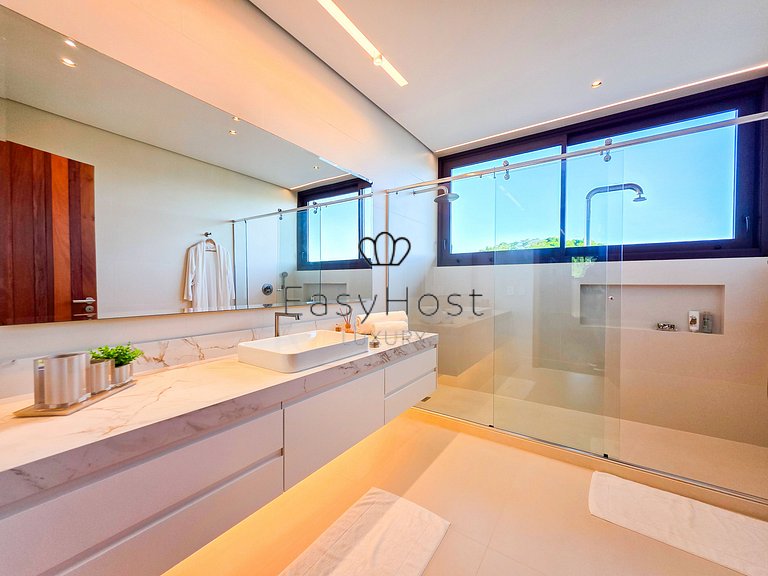 Luxurious mansion in Angra dos Reis, a haven of refinement.