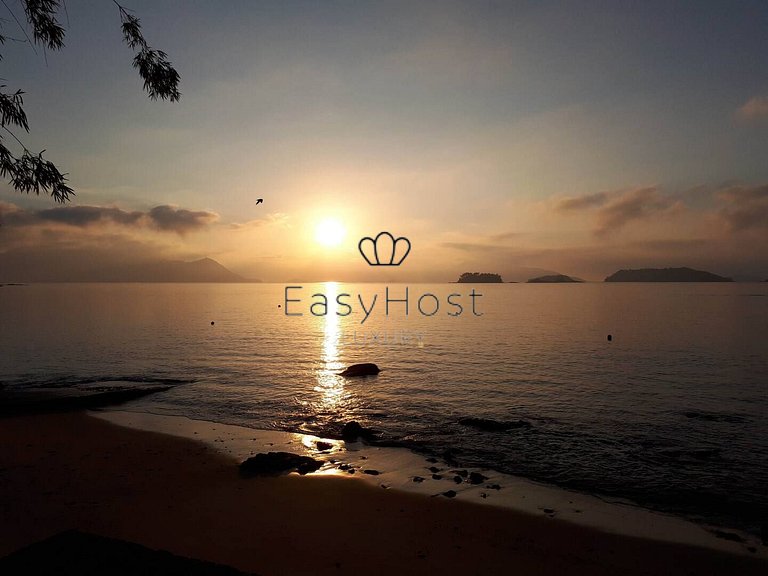 Beachfront house for sale on a island in Angra dos Reis.