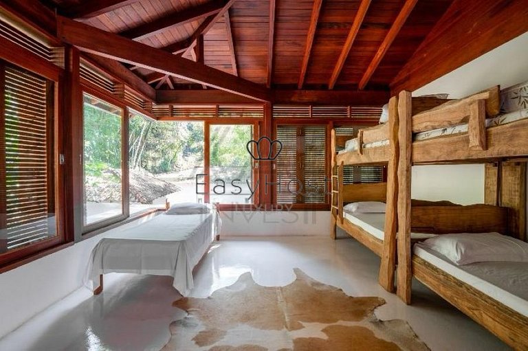 Beachfront house for sale on a island in Angra dos Reis.