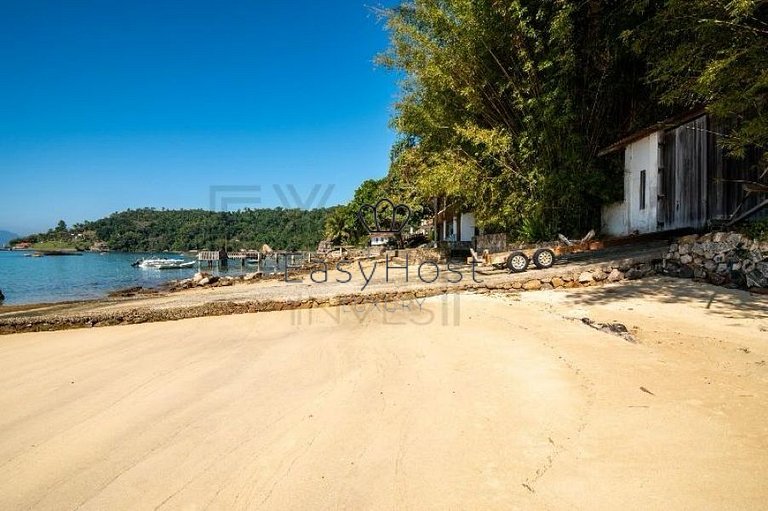Beachfront house for sale on a island in Angra dos Reis.