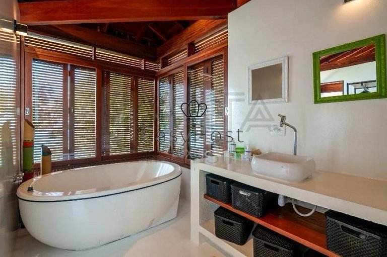 Beachfront house for sale on a island in Angra dos Reis.