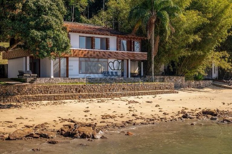 Beachfront house for sale on a island in Angra dos Reis.