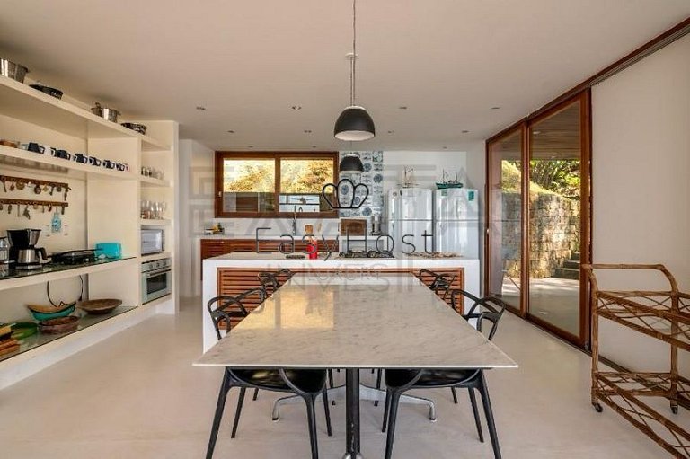 Beachfront house for sale on a island in Angra dos Reis.