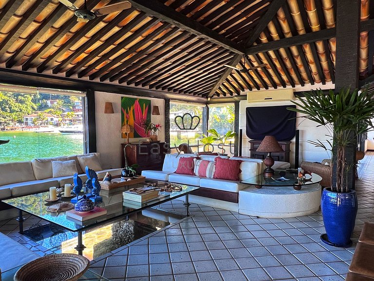 Luxury beachfront mansion in Angra dos Reis