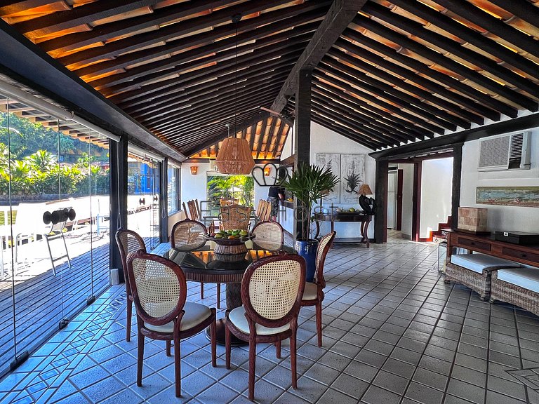 Luxury beachfront mansion in Angra dos Reis