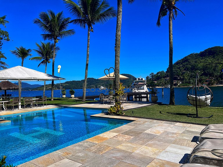 Luxury beachfront mansion in Angra dos Reis