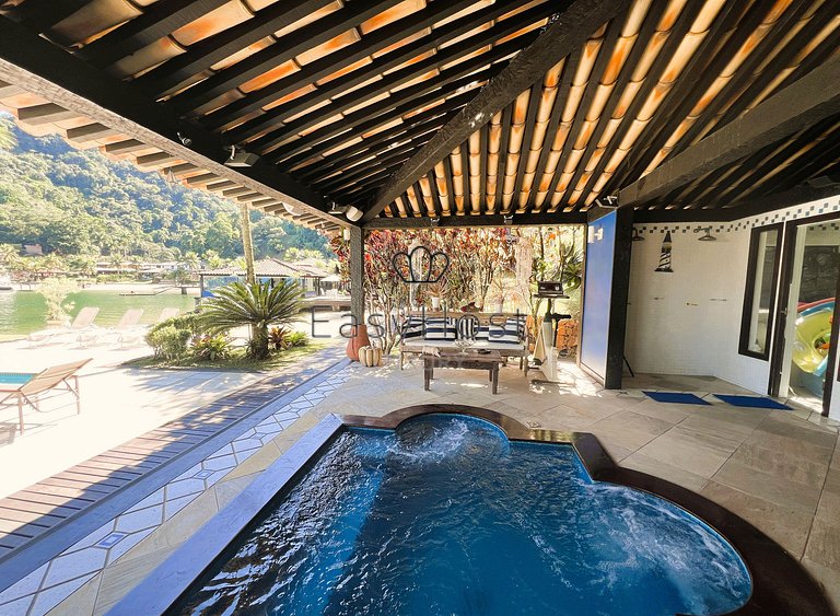 Luxury beachfront mansion in Angra dos Reis