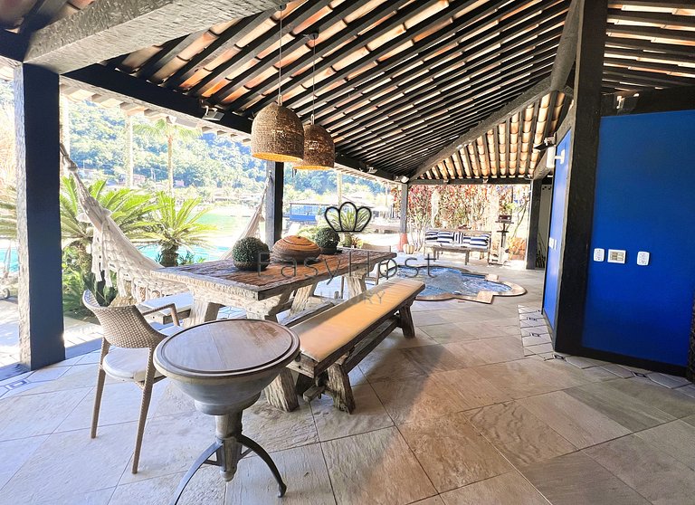 Luxury beachfront mansion in Angra dos Reis