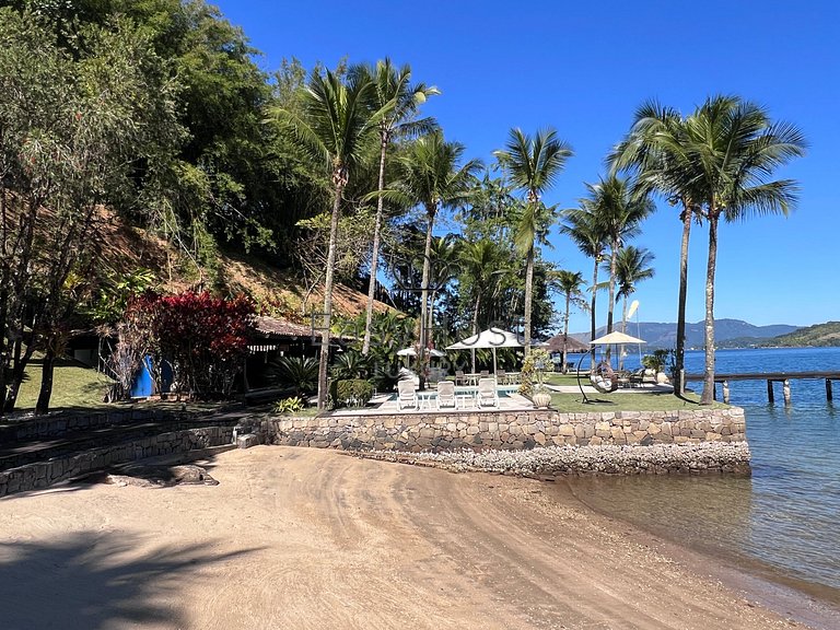 Luxury beachfront mansion in Angra dos Reis