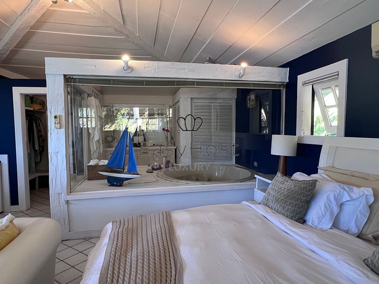 Luxury beachfront mansion in Angra dos Reis