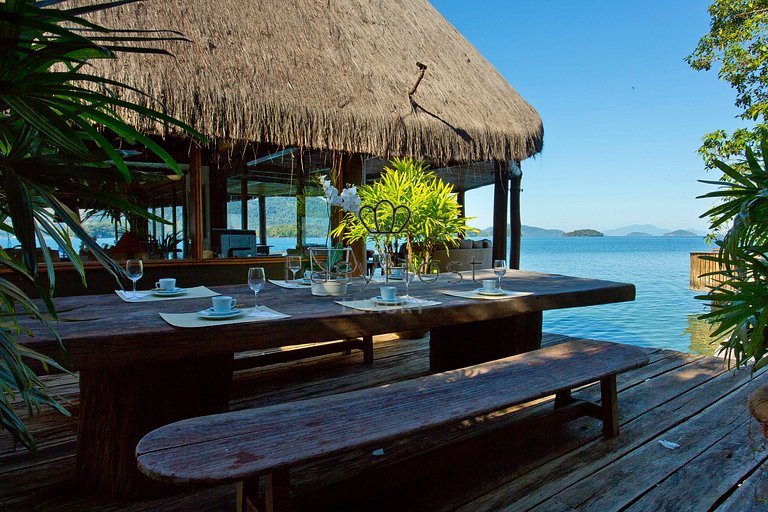 Isla Privada en Angra – Casa con 5 Suites, Muelle, Playa y E