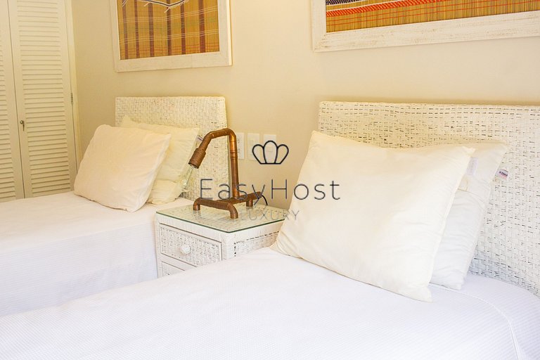 House for sale in Angra dos Reis, beachfront with 4 suites.