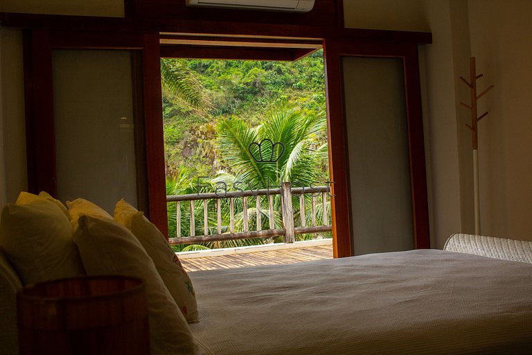 House for sale in Angra dos Reis, beachfront with 4 suites.