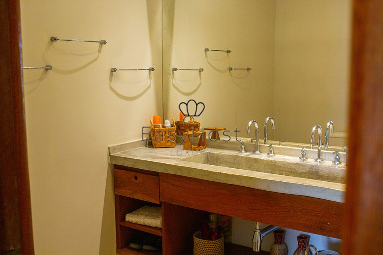 Casa en venta en Angra dos Reis, frente al mar con 4 suites.