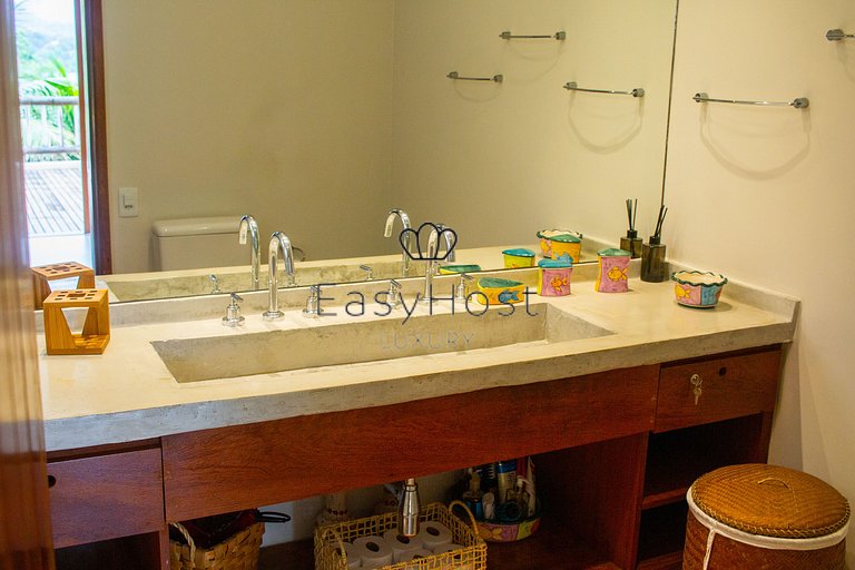 House for sale in Angra dos Reis, beachfront with 4 suites.