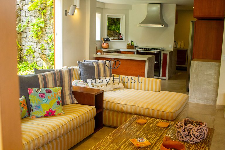 Casa en venta en Angra dos Reis, frente al mar con 4 suites.