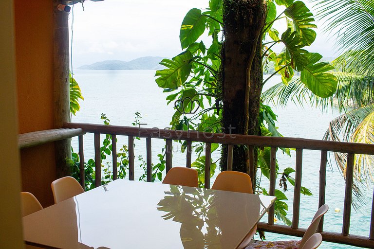 Casa en venta en Angra dos Reis, frente al mar con 4 suites.