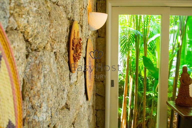 Casa en venta en Angra dos Reis, frente al mar con 4 suites.